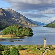 The Glenfinnan Monument on the shores of Loch Shiel, erected in 1815 to mark the place where Prince Charles Edward Stuart / Bonnie Prince Charlie raised his standard, at the beginning of the 1745 Jacobite Rising, Lochaber, Highlands, Scotland, UK